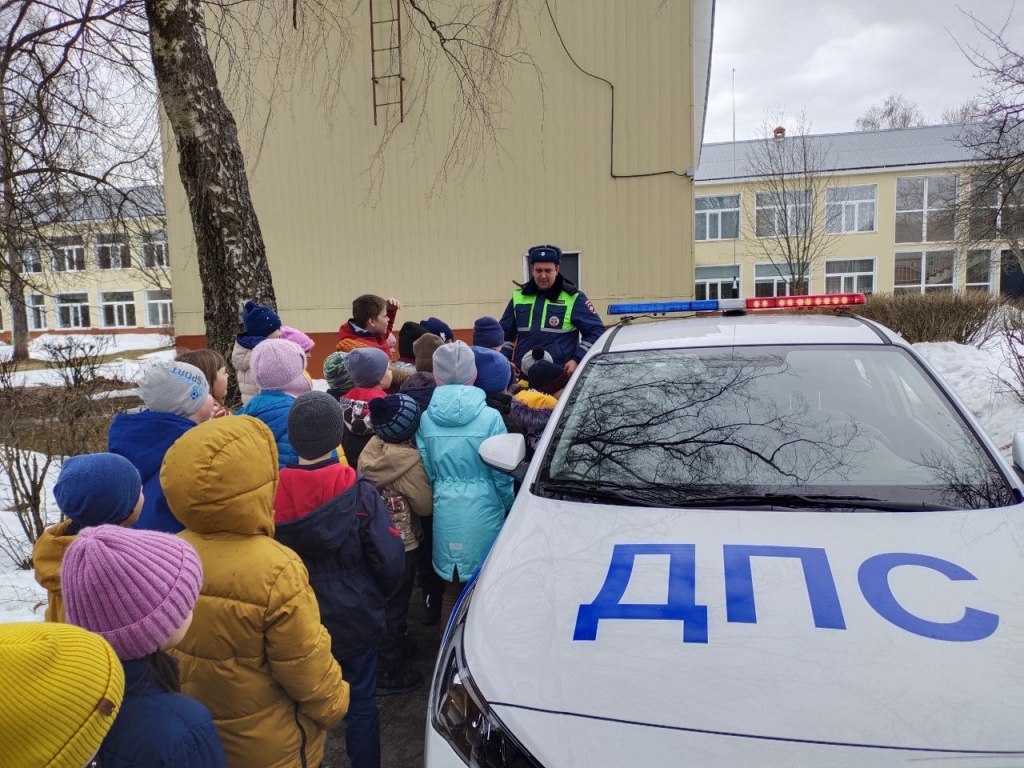 Инспекторы ДПС рассказали учащимся начальных классов о ПДД и познакомили с  дорожно-патрульной службой » Официальный сайт администрации городского  округа Шаховская